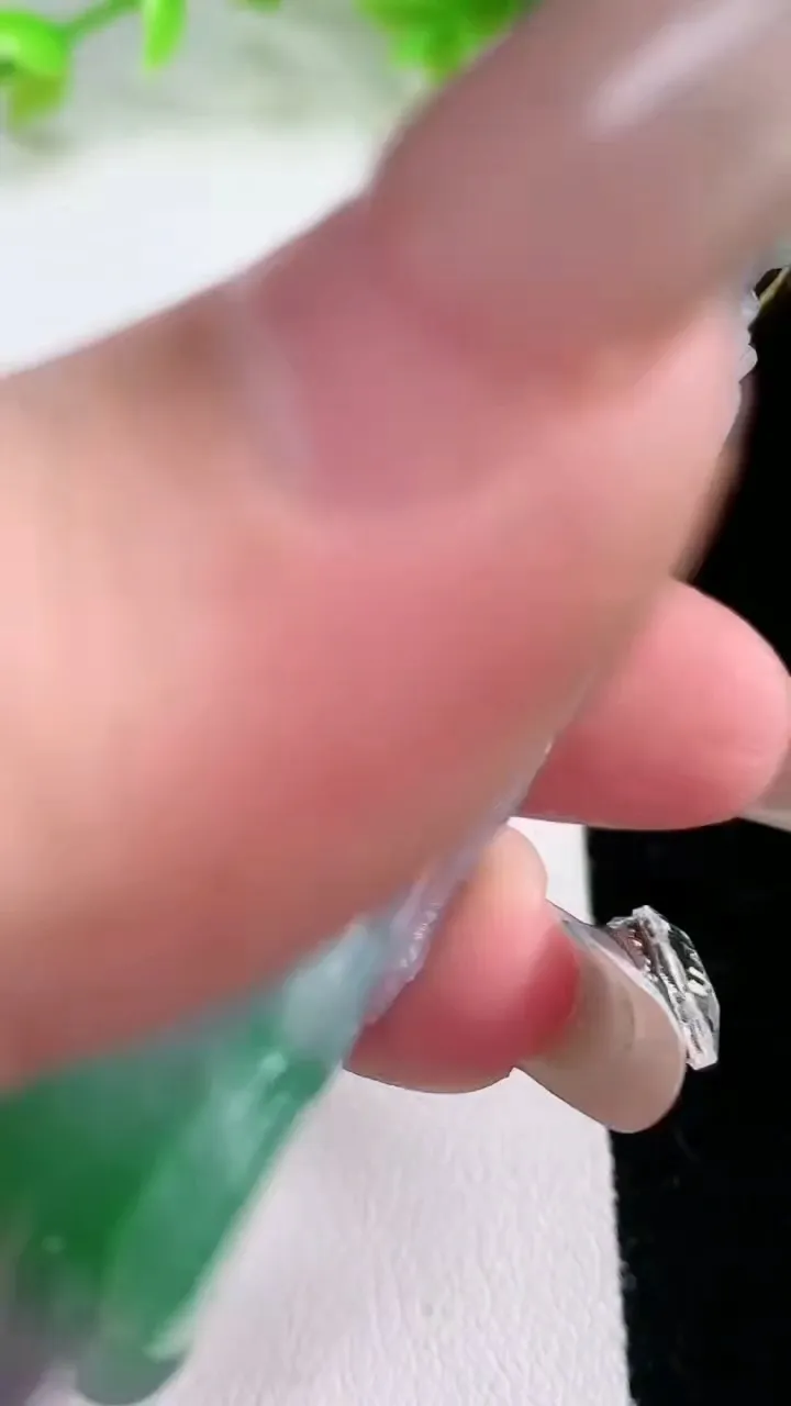 天然A货翡翠春带彩紫罗兰福瓜吊坠，尺寸72.2-42-8.7，重量:52.81g
2月5日