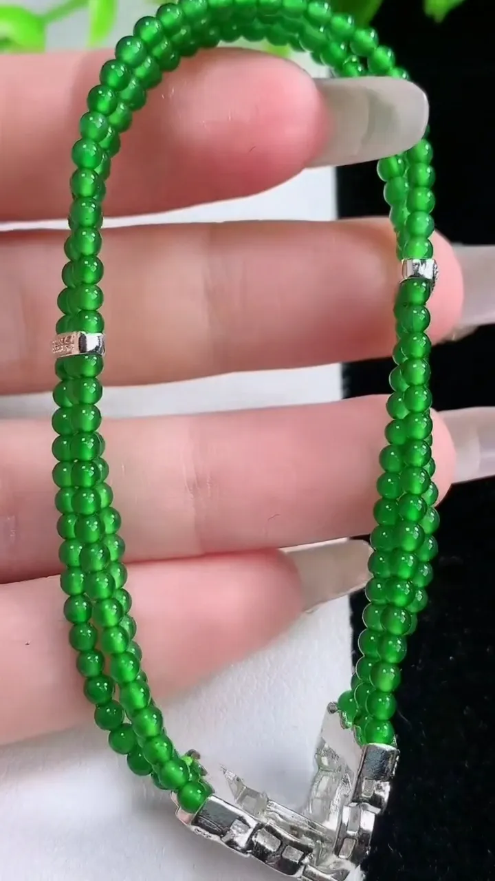 天然A货翡翠小米珠三排手串，尺寸2.4，重量:9.17g2月5日
工厂直销收藏佳品,种好水足，色泽均匀，有种有色，上手高大气！