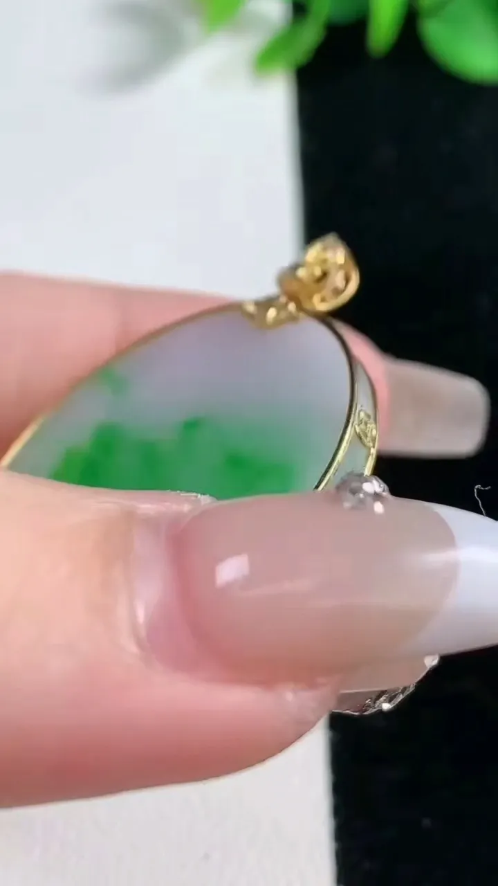 天然A货翡翠无事牌吊坠，尺寸32.4-2.8，重量:9.20g
2月5日