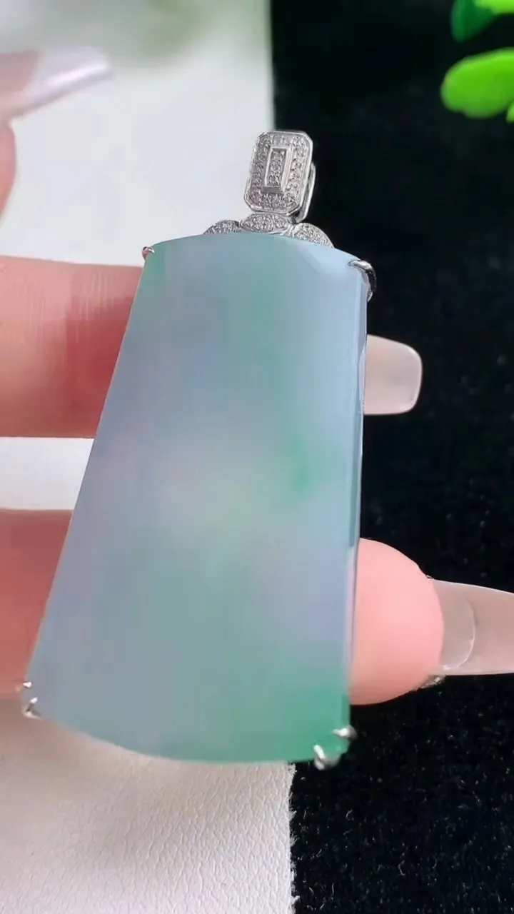 天然A货翡翠无事牌吊坠，尺寸51.8-41.6-24-7，重量:14.29g
2月5日