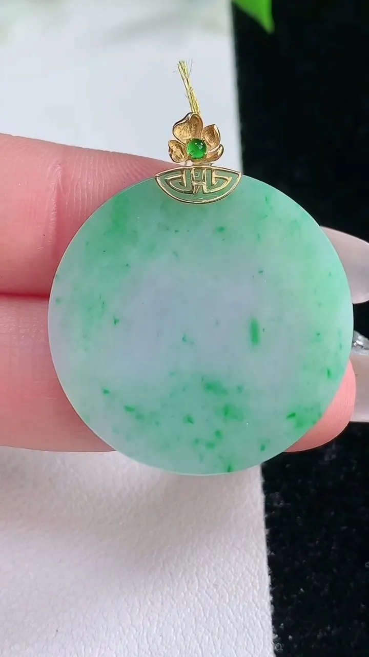 天然A货翡翠无事牌吊坠，尺寸28.4-2.6，重量:6.78g
2月5日