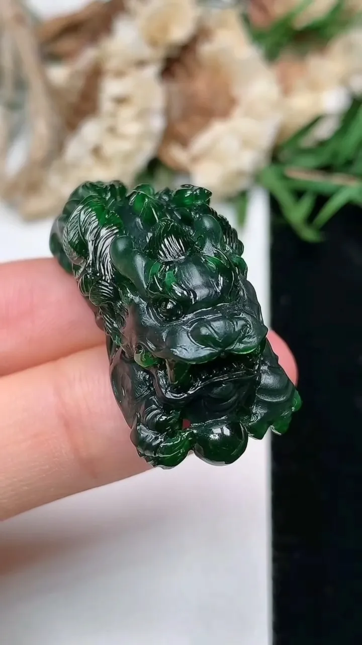 天然A货翡翠貔貅吊坠，尺寸37.6-14.5-14，重量:14.95g
2月5日