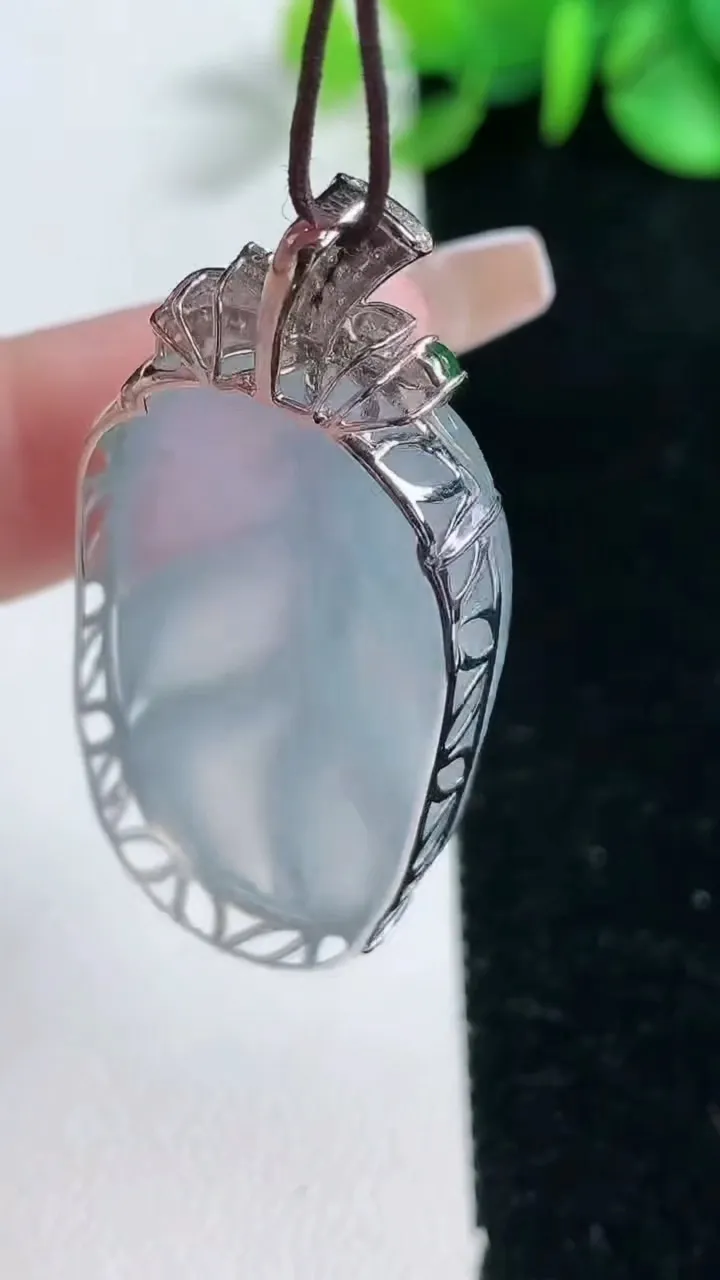 天然A货翡翠种紫罗兰金枝玉叶 叶子吊坠，尺寸36.3-21.3-8.2，重量:10.14g
2月5日