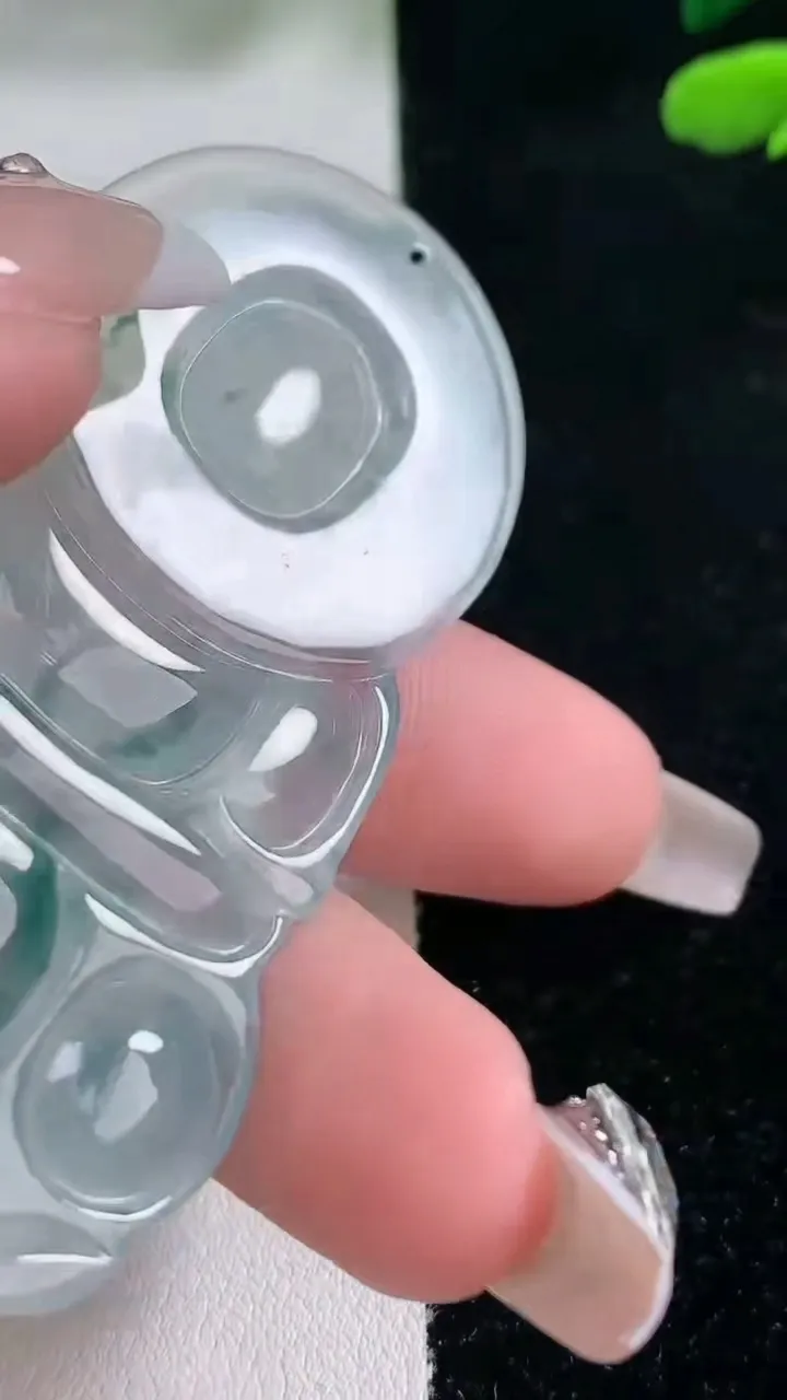 天然A货翡翠种飘花观音菩萨吊坠，尺寸66.4-40.8-5.7，重量:26.63g
2月5日