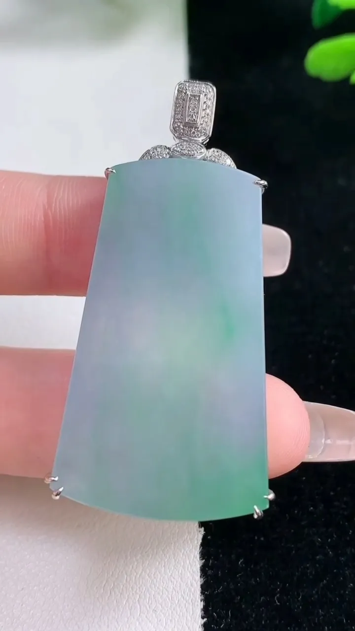 天然A货翡翠无事牌吊坠，尺寸51.8-41.6-24-7，重量:14.29g
2月5日