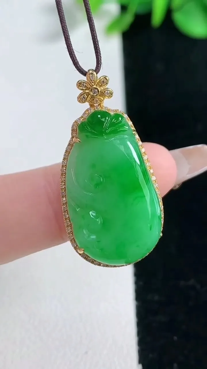 天然A货翡翠如意吊坠，尺寸31.7-16-7.8，裸石24-14重量:4.40g
2月5日