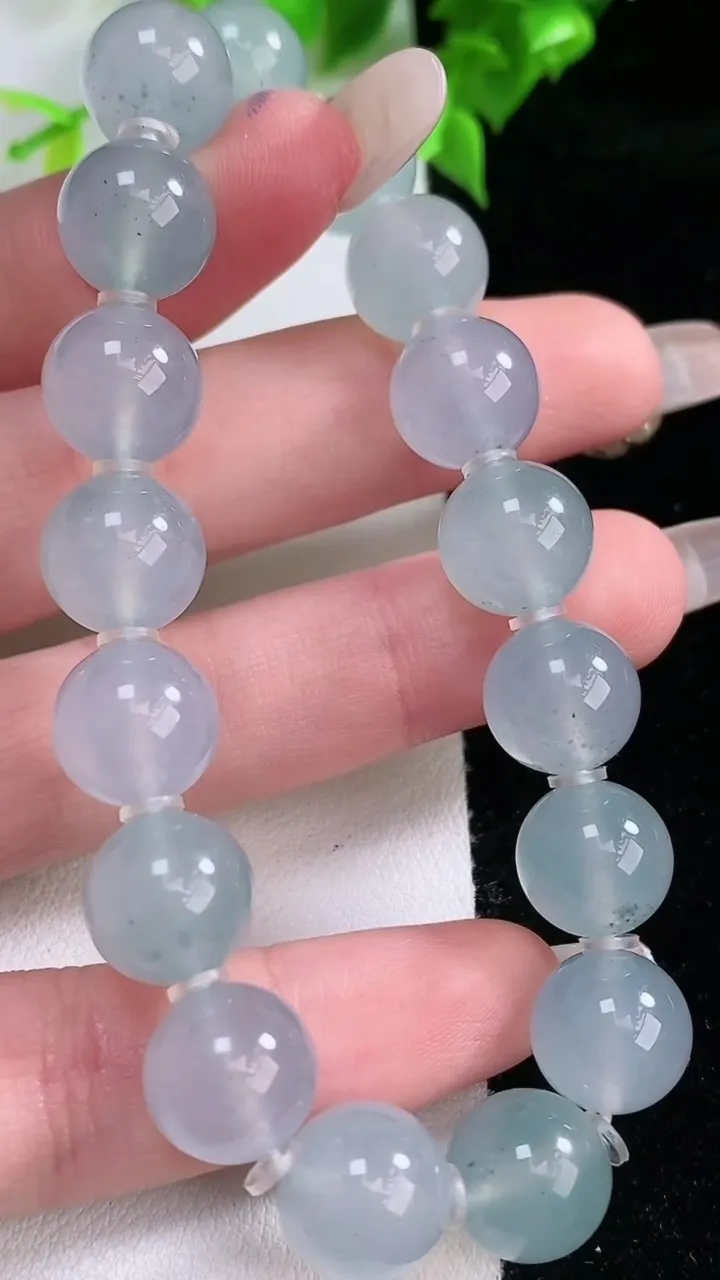 天然A货翡翠种飘花圆珠手串，尺寸10.7-17颗，重量:38.11g2月5日
工厂直销收藏佳品,种好水足，色泽均匀，有种有色，上手高大气！