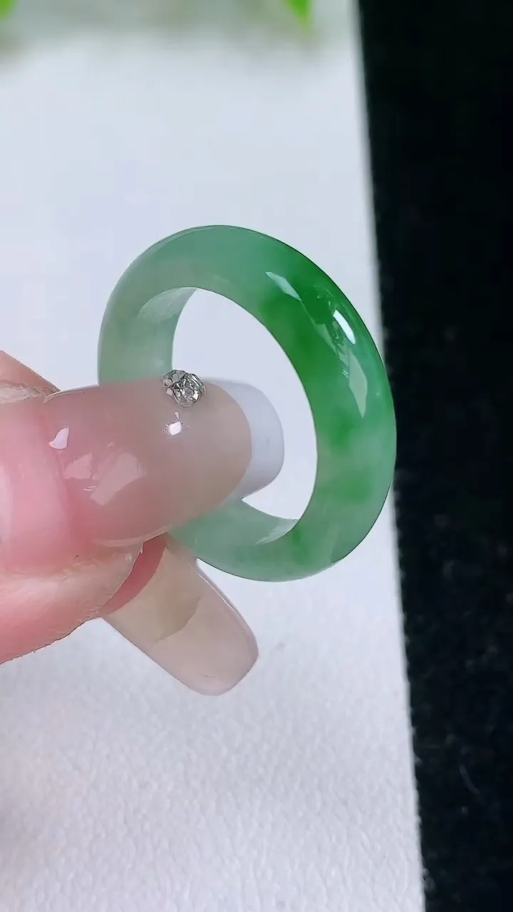 天然A货翡翠指环戒指，尺寸17.4-5.2-3，重量:3.50g2026年2月5日
工厂直销收藏佳品,种好水足，色泽均匀，有种有色，上手高大气！