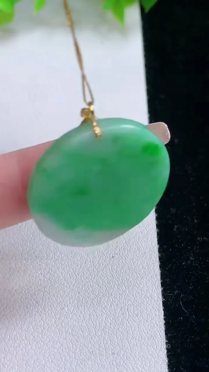 天然A货翡翠无事牌吊坠，尺寸27.3-3.4，重量:7.16g
2月5日