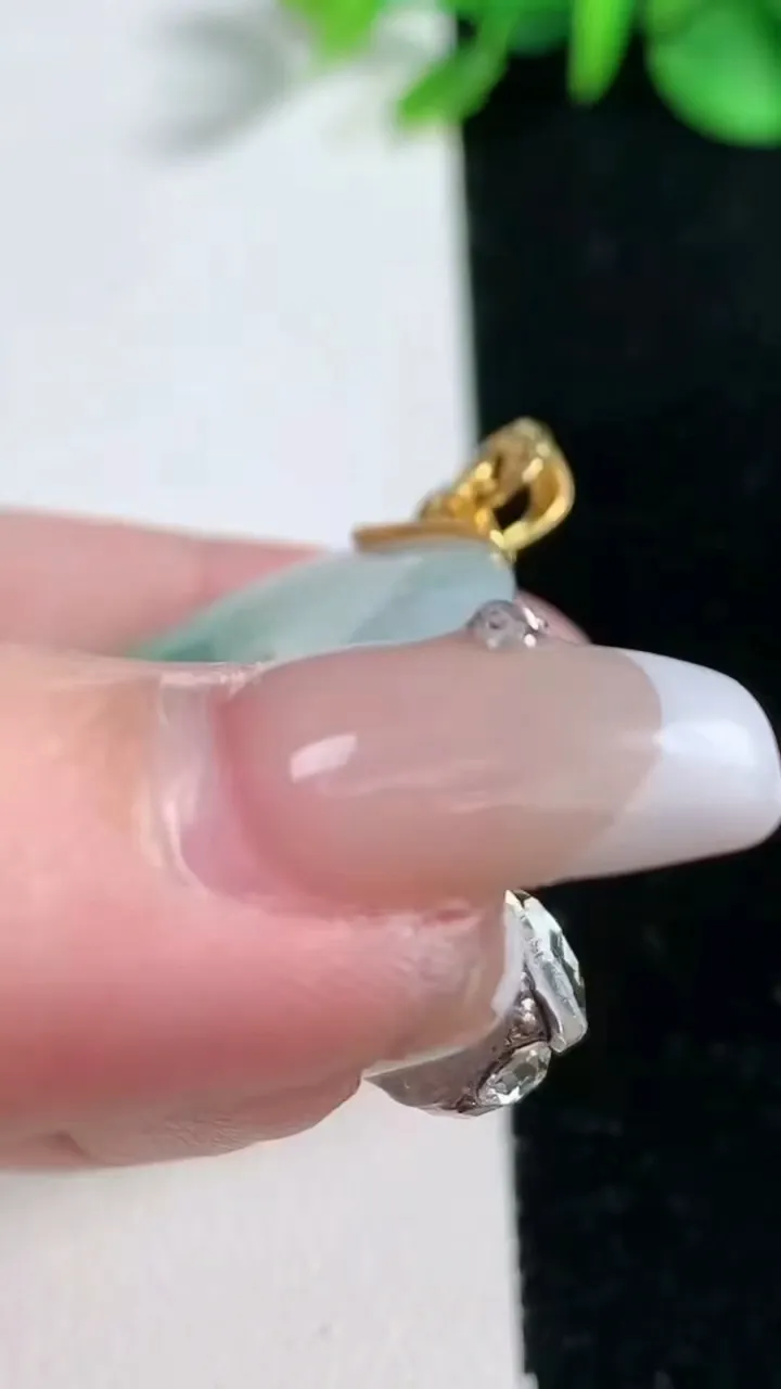 天然A货翡翠平安扣吊坠，尺寸35-5，重量:15.30g
2月5日