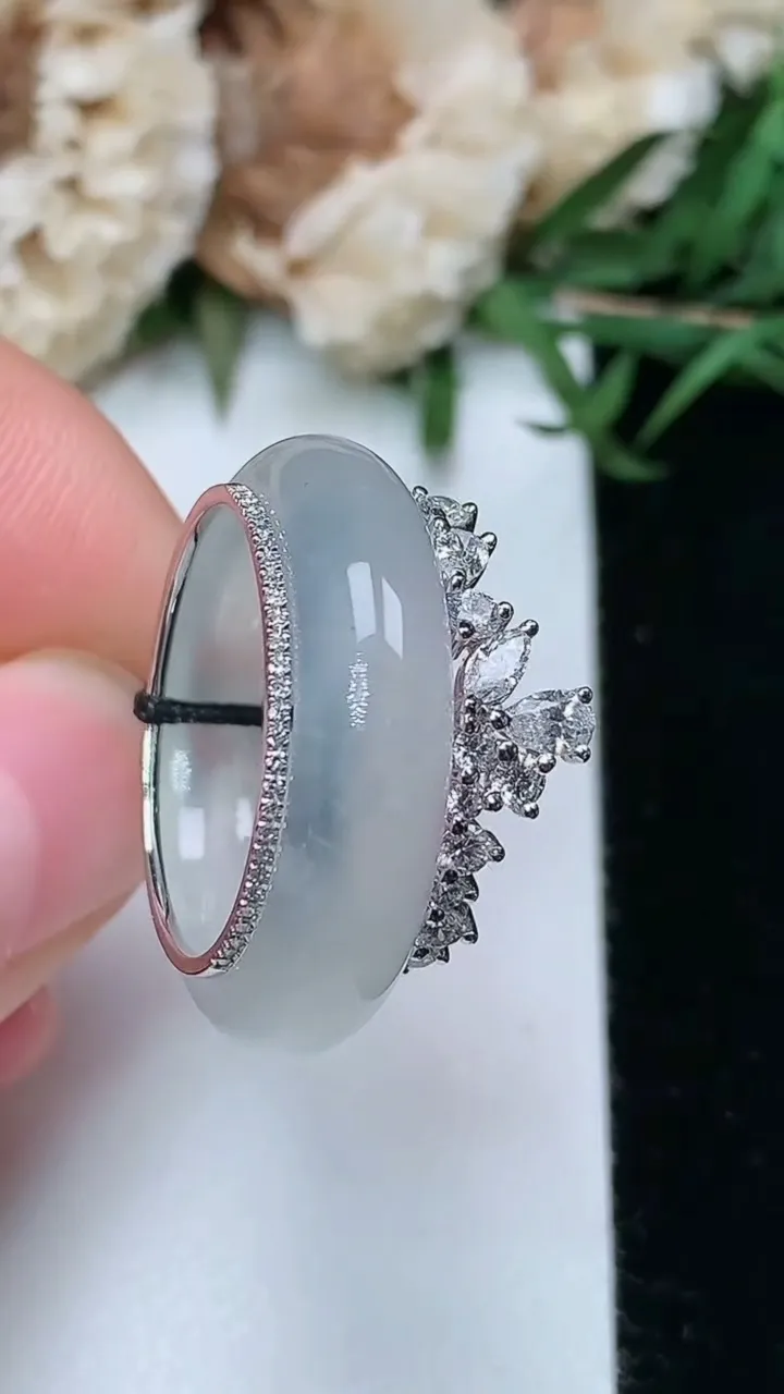 天然A货翡翠白冰指环戒指，尺寸17.7-6-3.8，重量:6.40g2026年2月5日
工厂直销收藏佳品,种好水足，色泽均匀，有种有色，上手高大气！