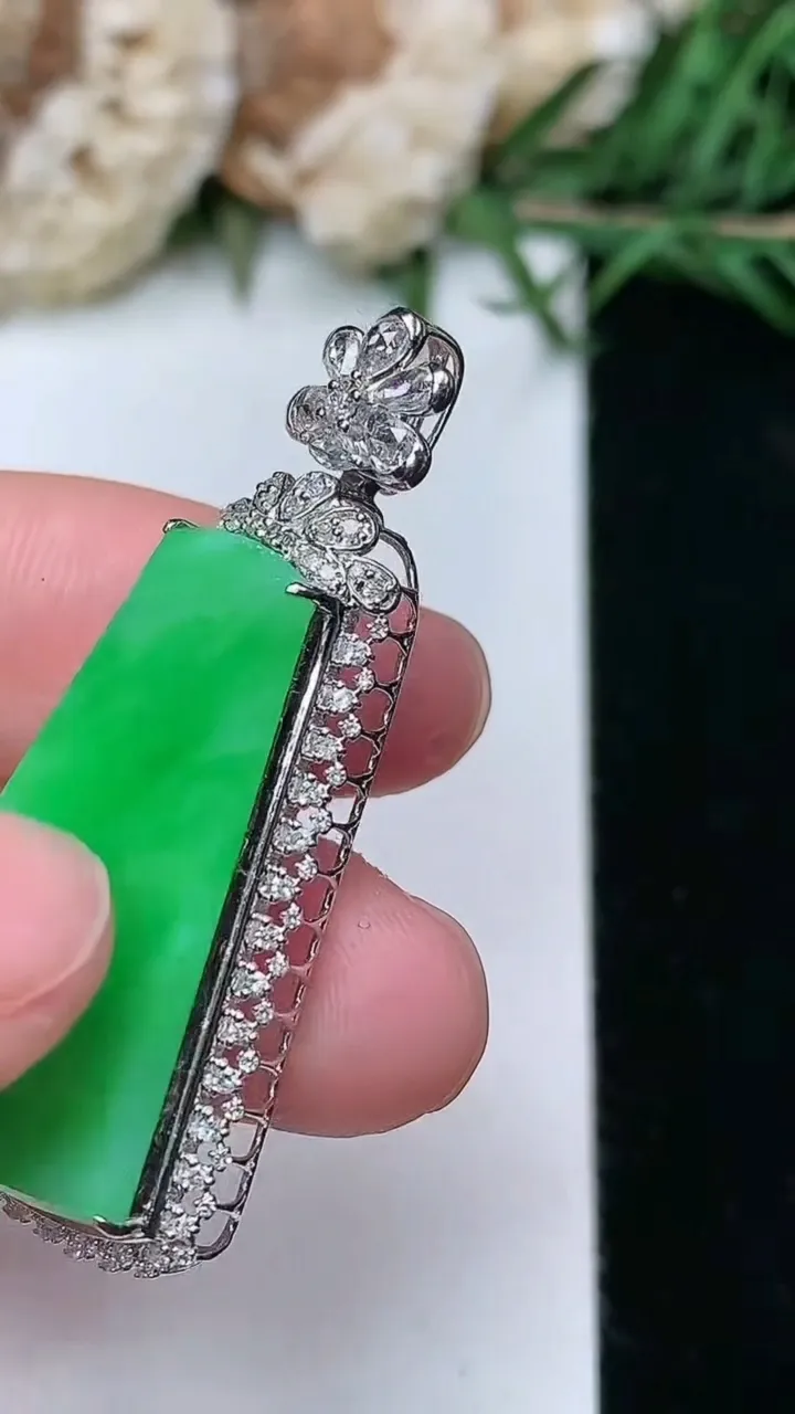 天然A货翡翠无事牌吊坠，尺寸40.3-20.6-7，裸石27-17，重量:4.67g
2月5日