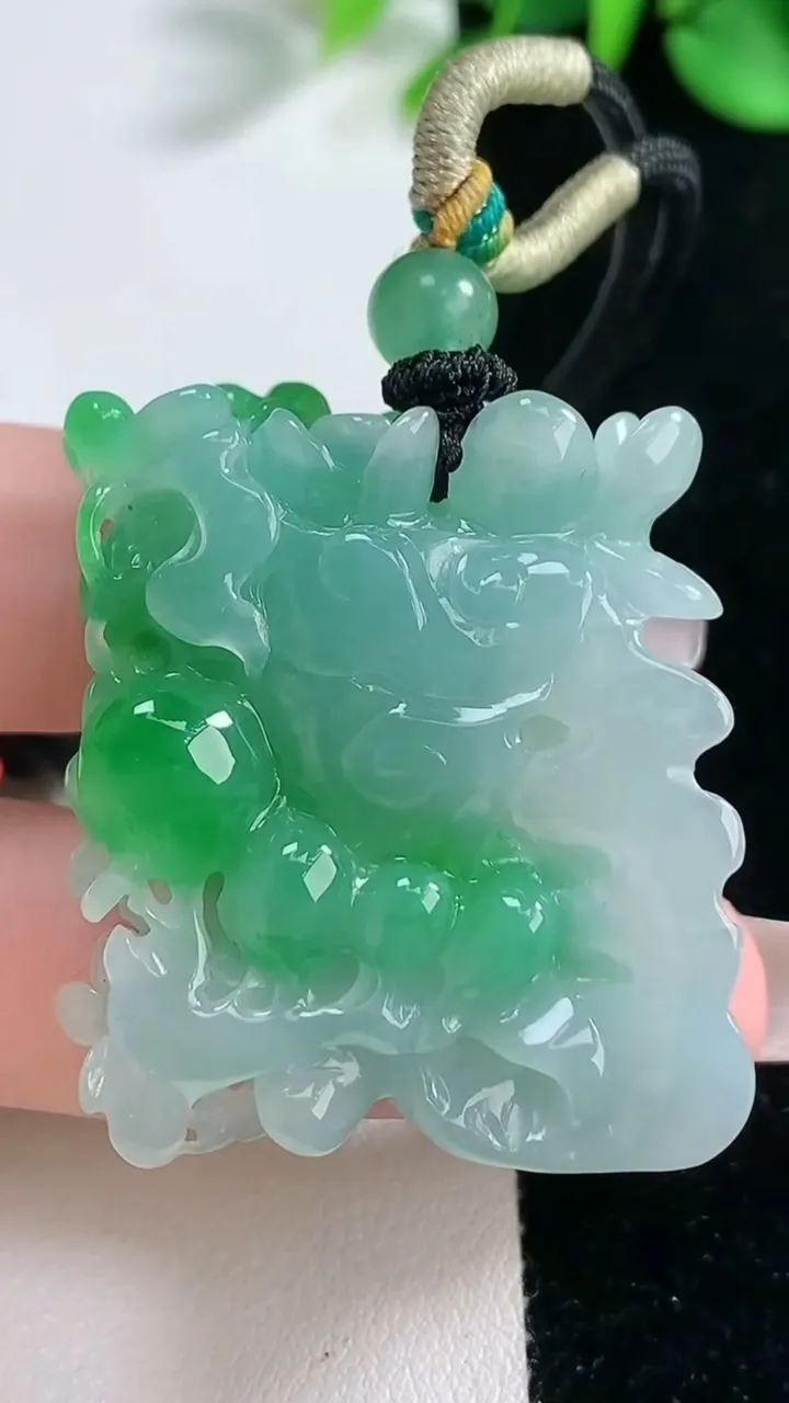 天然A货翡翠花开富贵吊坠，尺寸38.5-29.3-17.3，重量:27.78g
2月5日