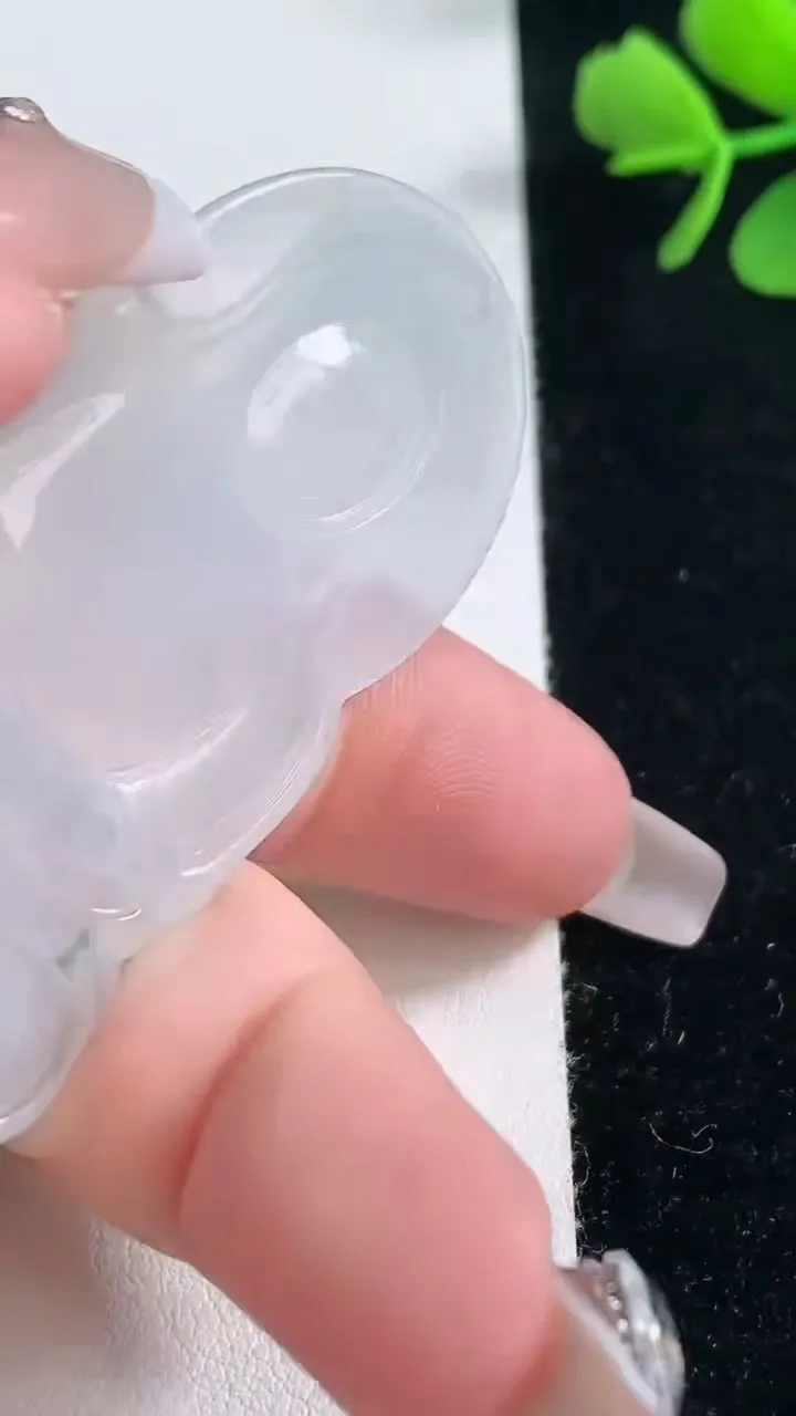 天然A货翡翠种飘花观音菩萨吊坠，尺寸62-39.3-5.3，重量:22.34g
2月5日