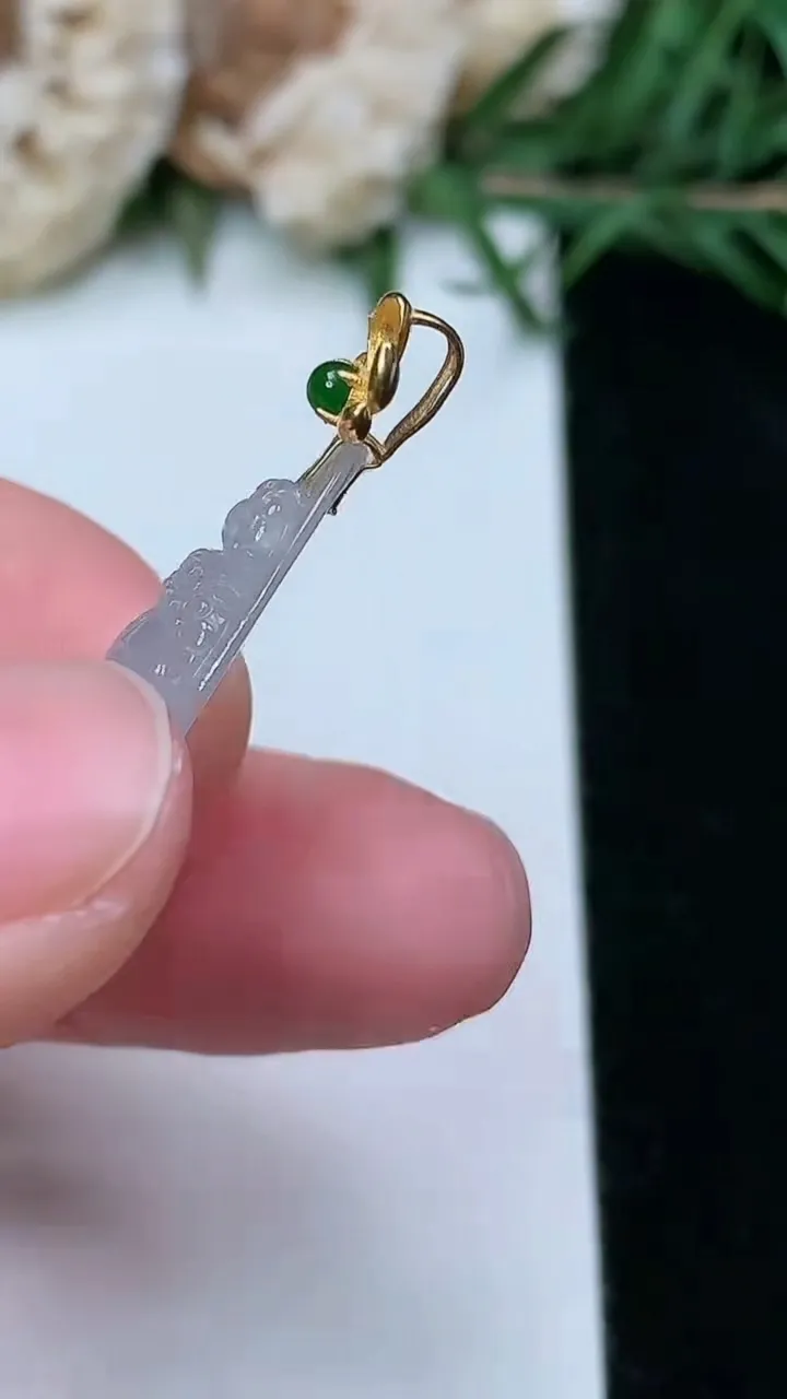 天然A货翡翠白冰宝宝佛吊坠，尺寸33-16.8-5.5，重量:3.70g
2月5日