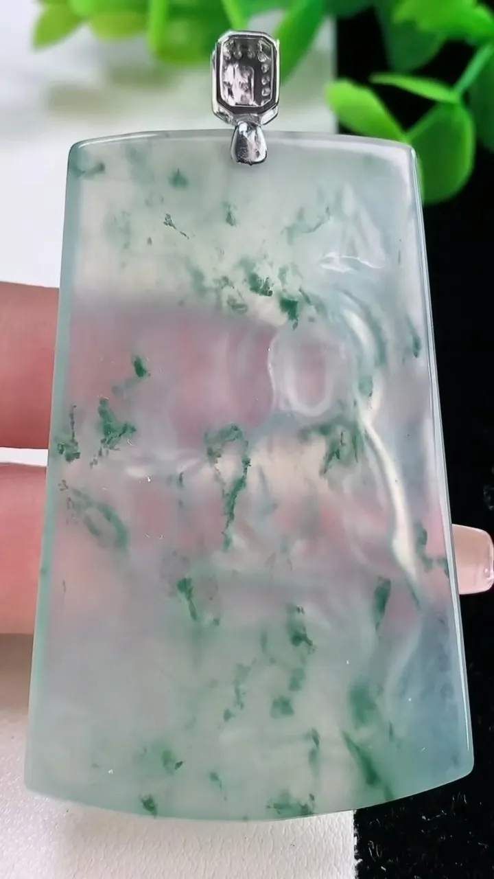 天然A货翡翠种飘花观音菩萨吊坠，尺寸62.7-38.8-5，重量:31.07g
2月5日