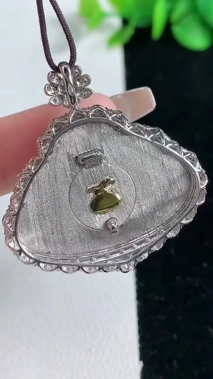 天然A货翡翠佛公吊坠，尺寸35.8-34.8-6.9，裸石22.1-31.3重量:6.28g
2月5日