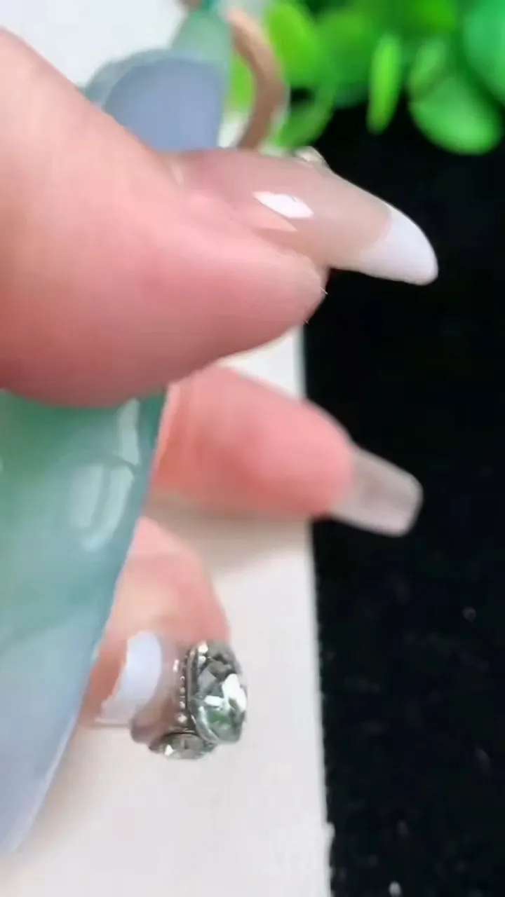 天然A货翡翠文殊菩萨吊坠，尺寸70.7-51-13.3，重量:105.54g
2月5日