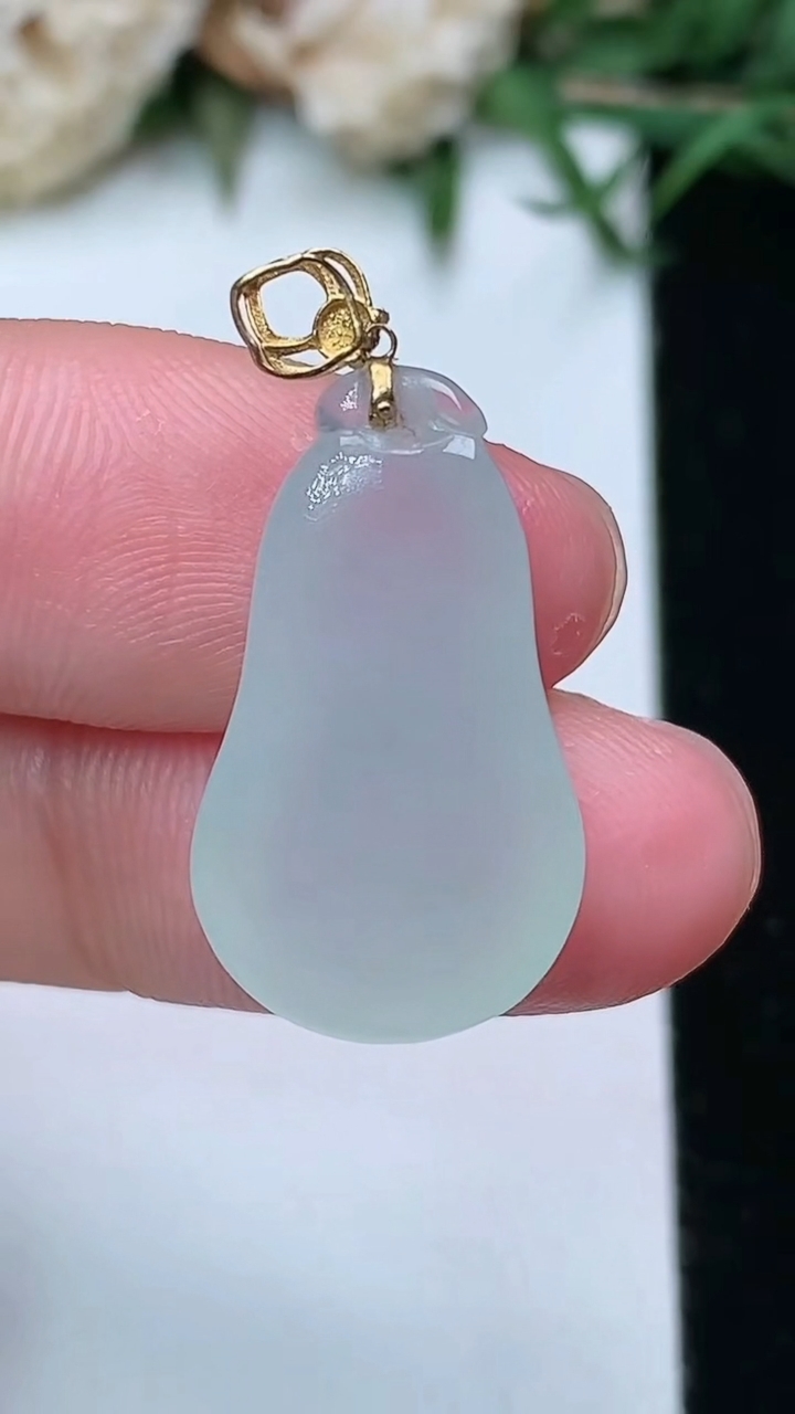 天然A货翡翠福瓜吊坠，尺寸22-12.8-6.8，重量:3.29g
2月5日