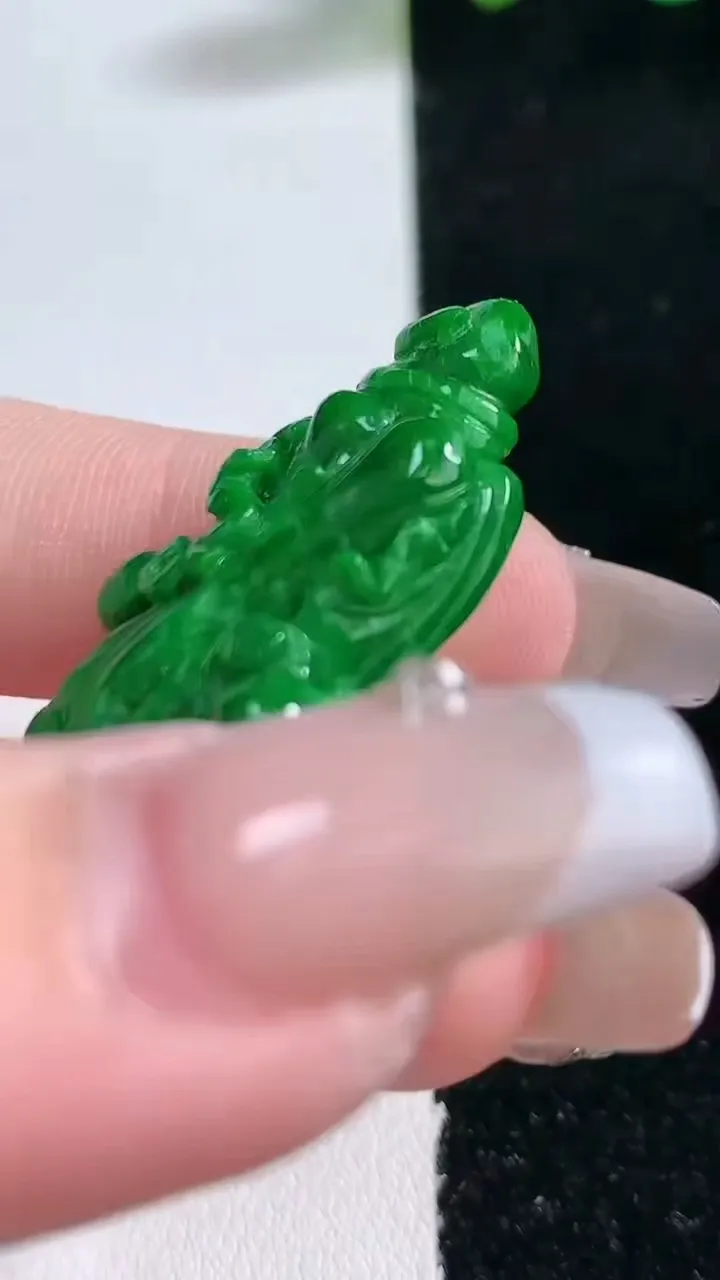 天然A货翡翠白菜吊坠，尺寸42.6-23-11.8，重:15.21g
2月5日