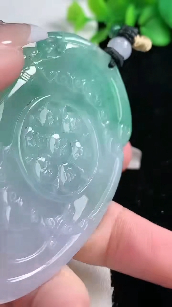 天然A货翡翠千手观音吊坠，尺寸70.5-46.7-11.6，重量:71.30g
2月5日