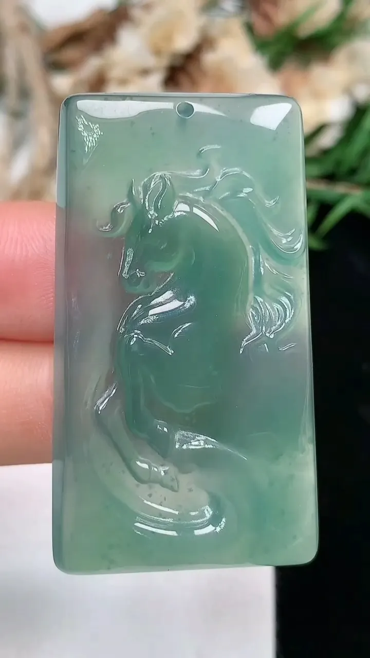 天然A货翡翠蓝水生肖马牌吊坠，尺寸44.9-25.5-4.9，重量:13.87g
2月5日