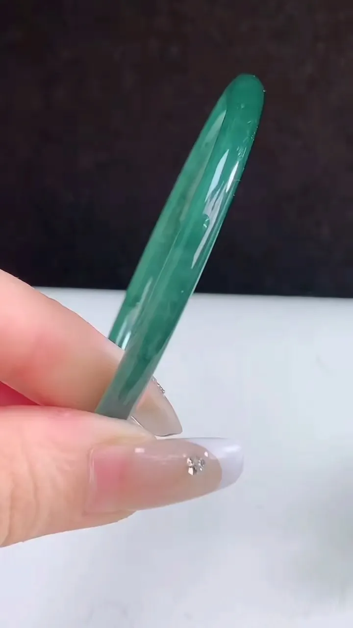 圈口58-59翡翠a货蓝圆条手镯尺寸58.3-4.8，重量:16.52g2月5日