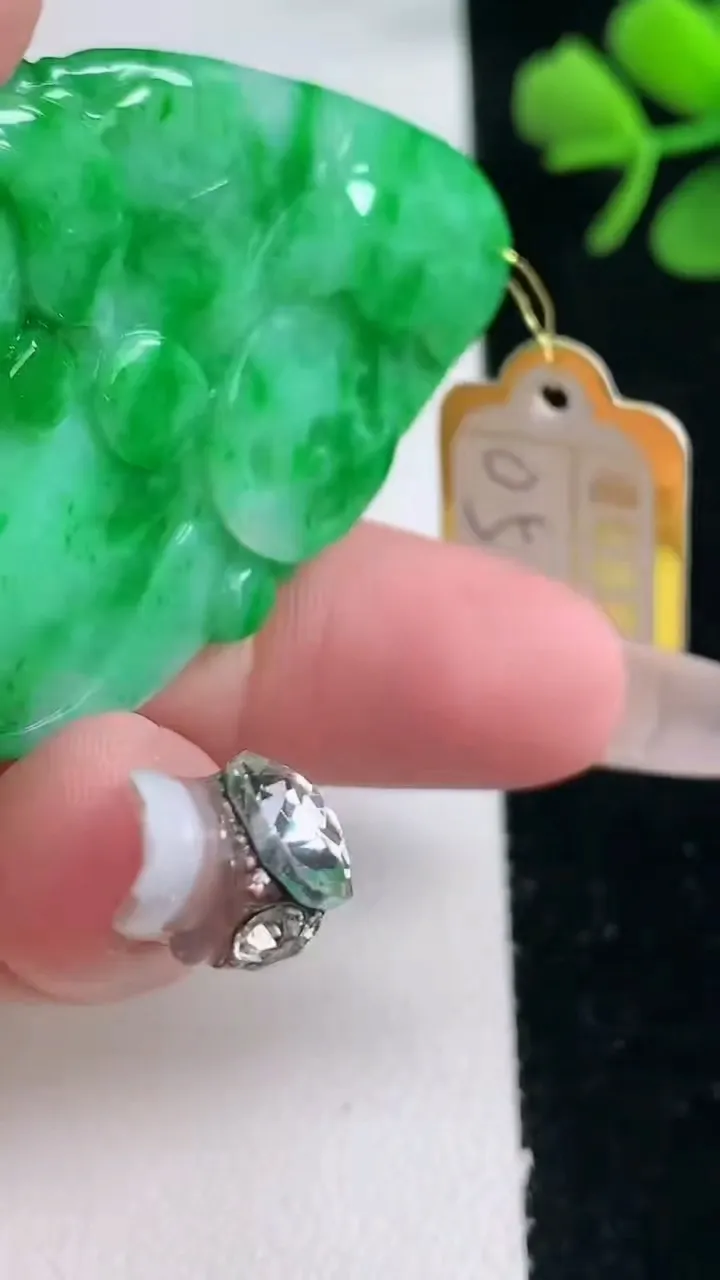 天然A货翡翠年年有余吊坠，尺寸50.2-32.4-7.9，重量:23.10g
2月5日