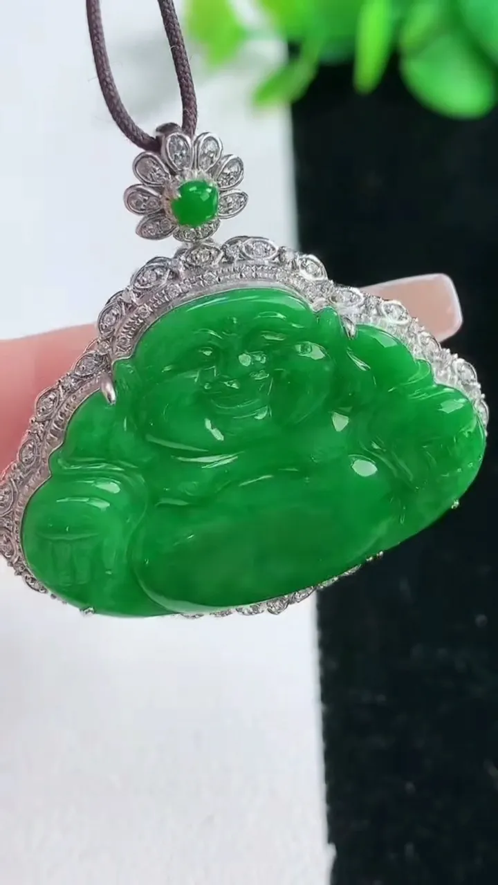 天然A货翡翠佛公吊坠，尺寸35.8-34.8-6.9，裸石22.1-31.3重量:6.28g
2月5