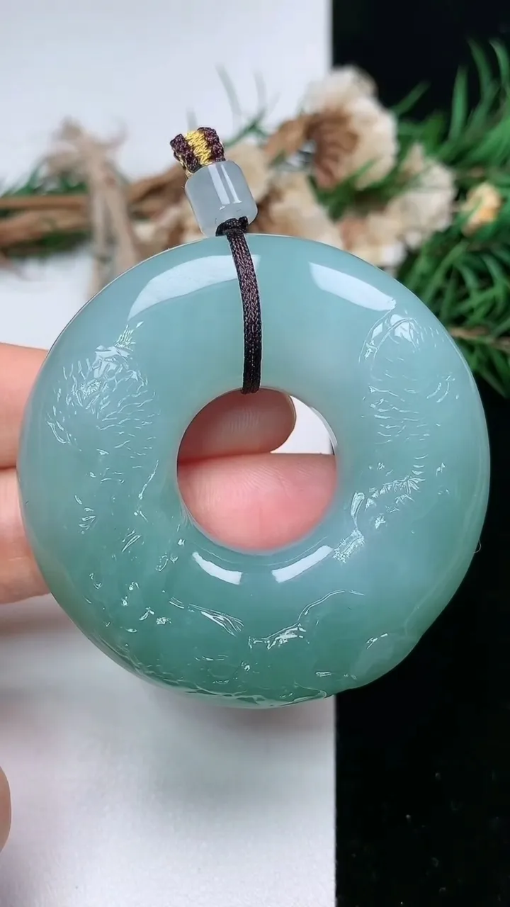 天然A货翡翠祥龙 平安环吊坠，尺寸52.3-12，重量:63.82g
2月5日