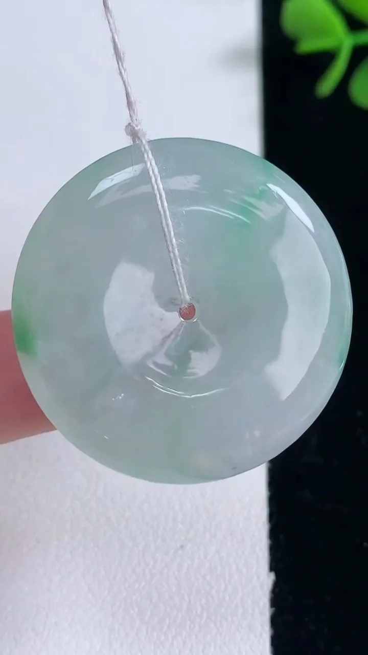 天然A货翡翠平安扣吊坠，尺寸33-5.9，重量:13.68g
2月5日