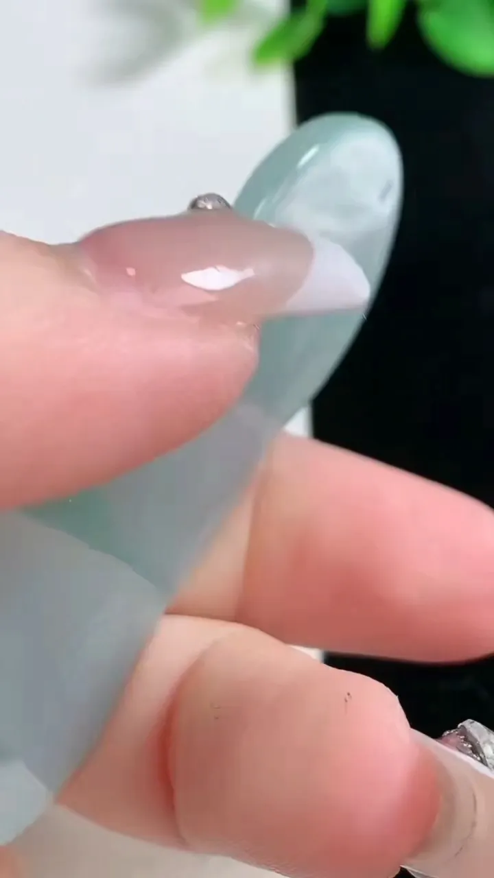 天然A货翡翠观音菩萨吊坠，尺寸61-31.8-6.5，重量:24.00g
2月5日