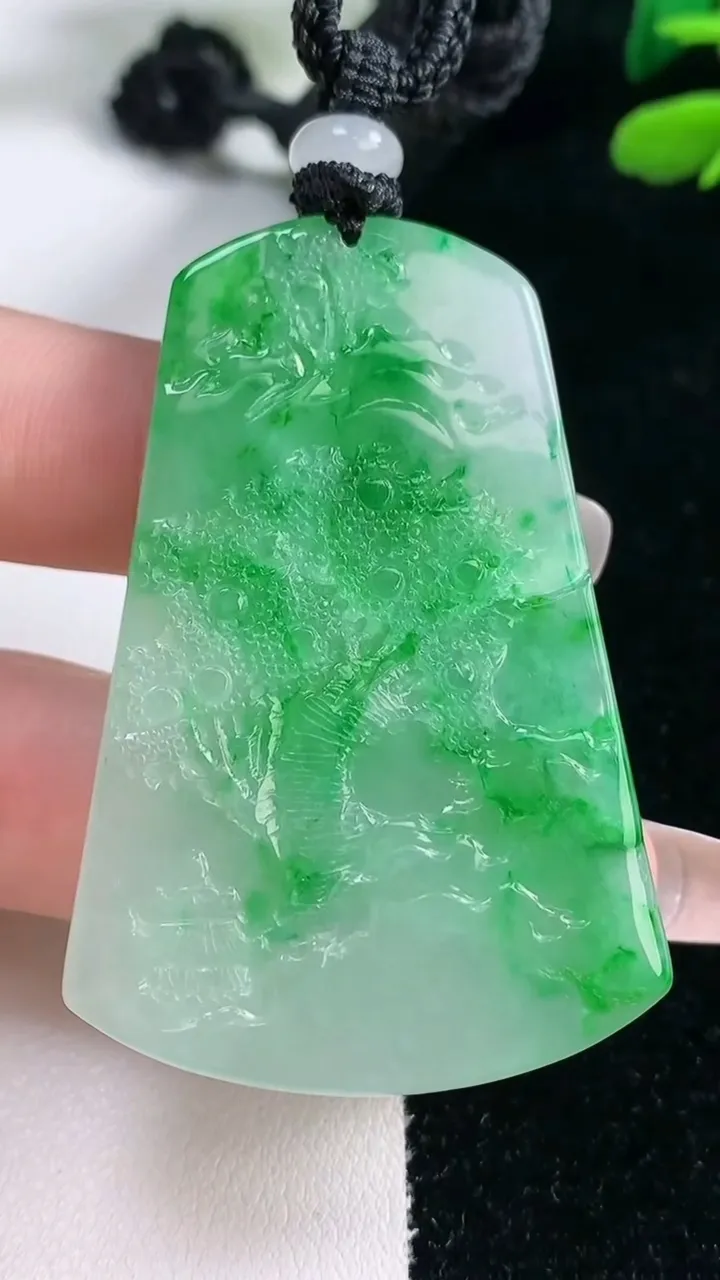 天然A货翡翠山水牌吊坠，尺寸52.8-34-5.7，重量:25.60g
2月5日