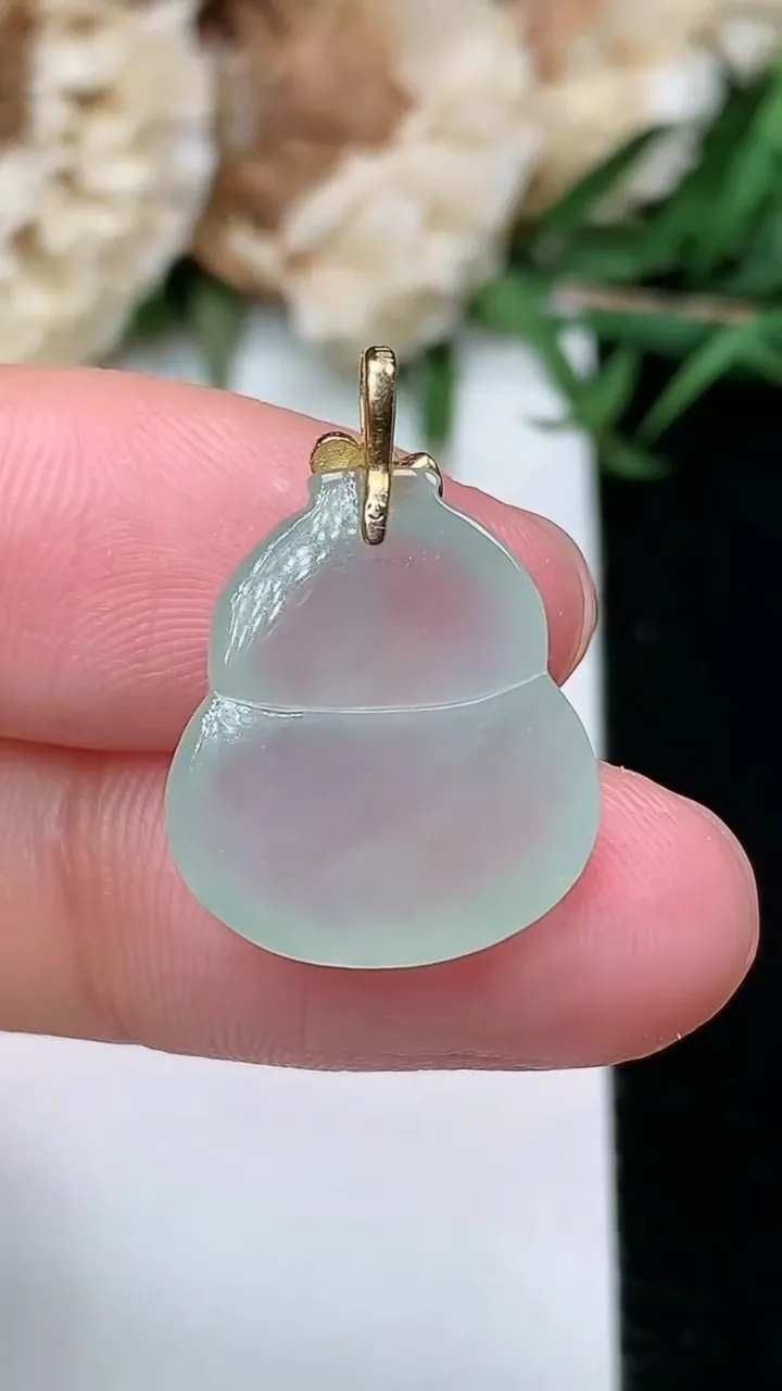 天然A货翡翠白冰葫芦吊坠，尺寸16.9-14.6-5.2，重量:2.24g
2月5日