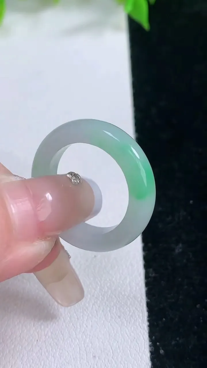 天然A货翡翠指环戒指，尺寸17.3-4.6-3.3，重量:3.87g2026年2月5日
工厂直销收藏佳品,种好水足，色泽均匀，有种有色，上手高大气！