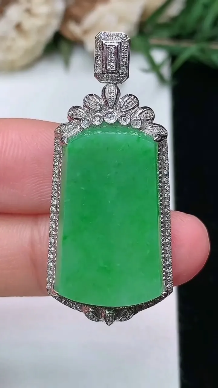 天然A货翡翠无事牌吊坠，尺寸39.3-17.2-8，裸石23-14，重量:5.63g
2月5日