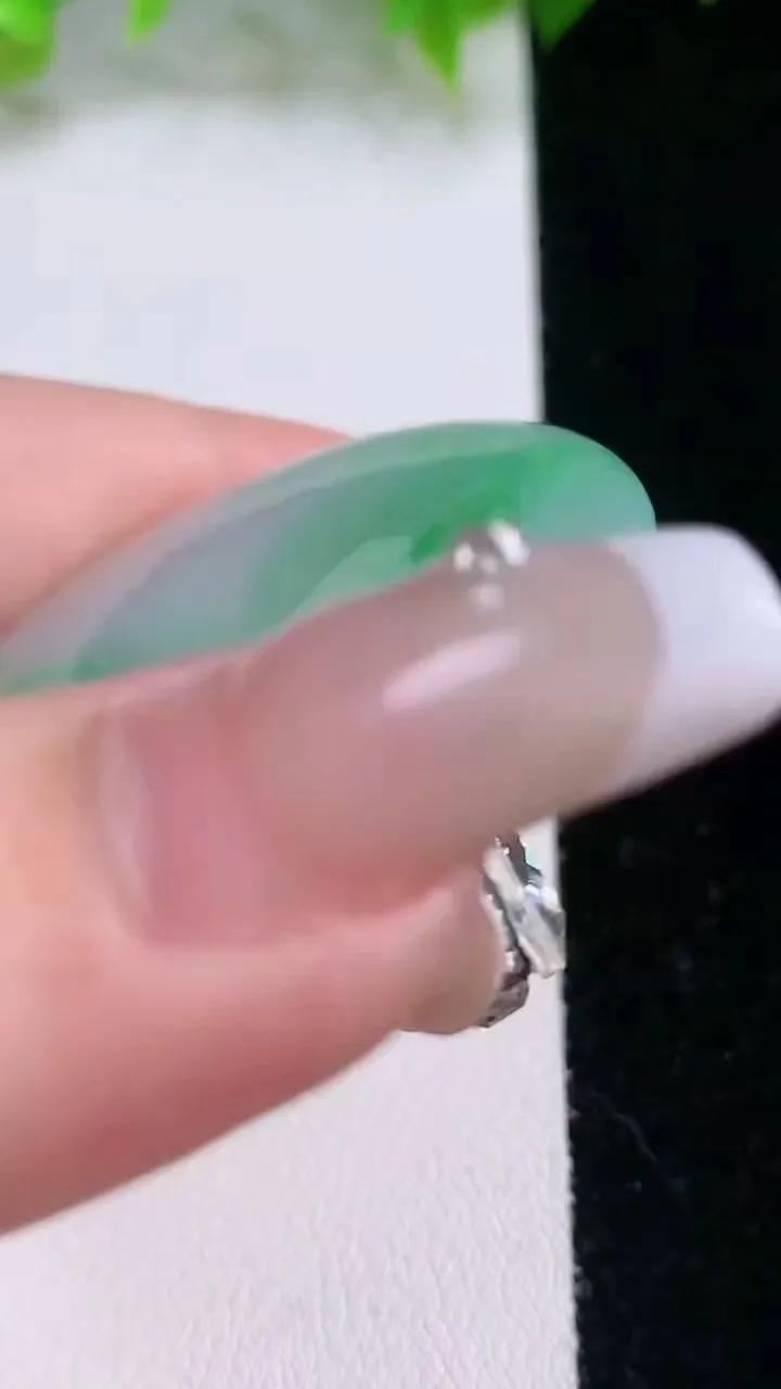 天然A货翡翠平安扣吊坠，尺寸39.5-5.3，重量:19.33g
2月5日