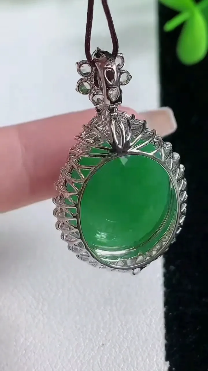 天然A货翡翠蛋面吊坠，尺寸37-20.8-14.6，裸石20-17重量:9.07g
2月5日