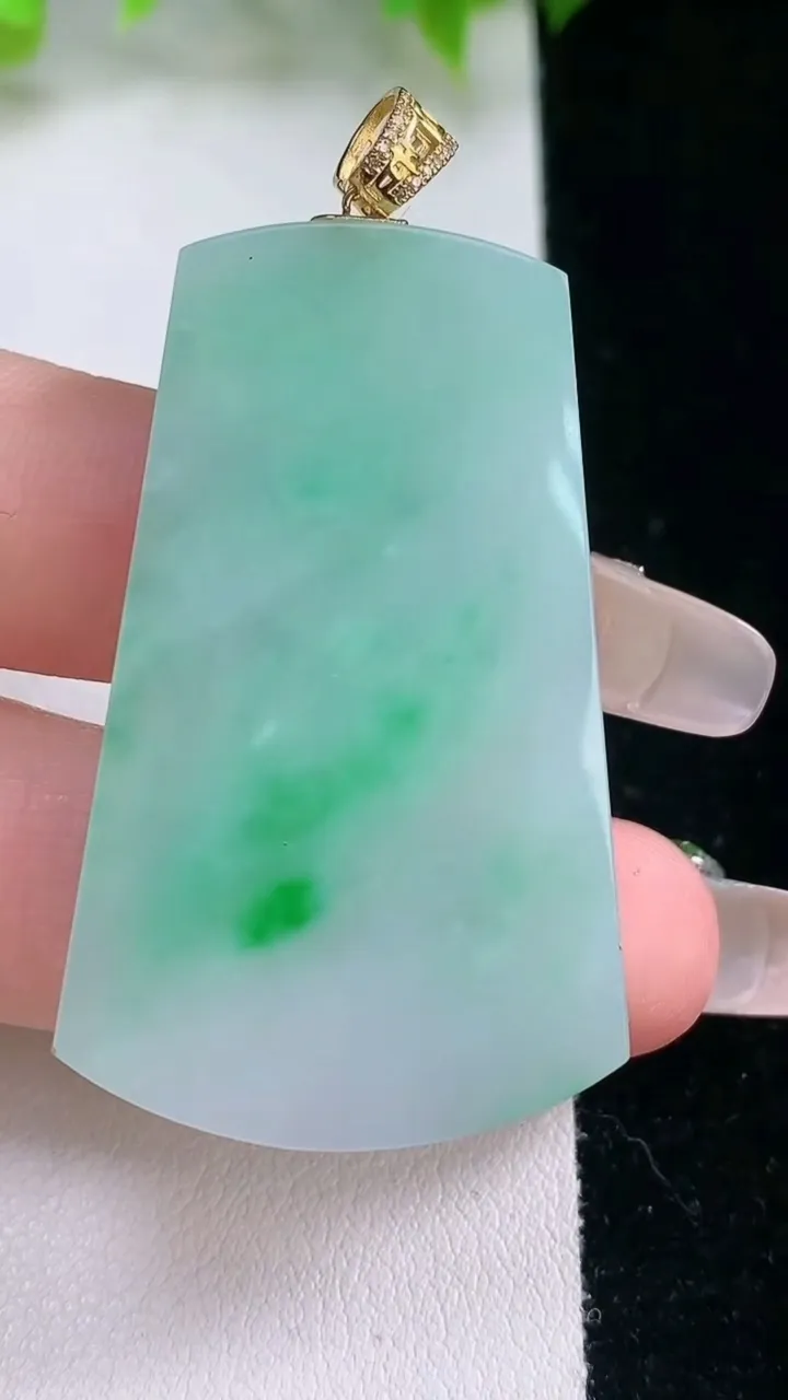 天然A货翡翠无事牌吊坠，尺寸44.7-28-3.6，重量:13.04g
2月5日