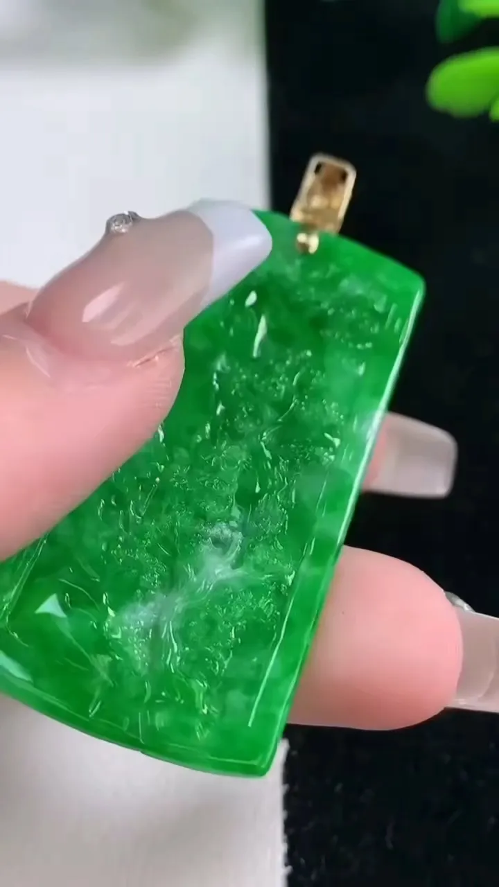 天然A货翡翠山水牌吊坠，尺寸49.4-23.3-4.5，重量:12.78g
2月5日