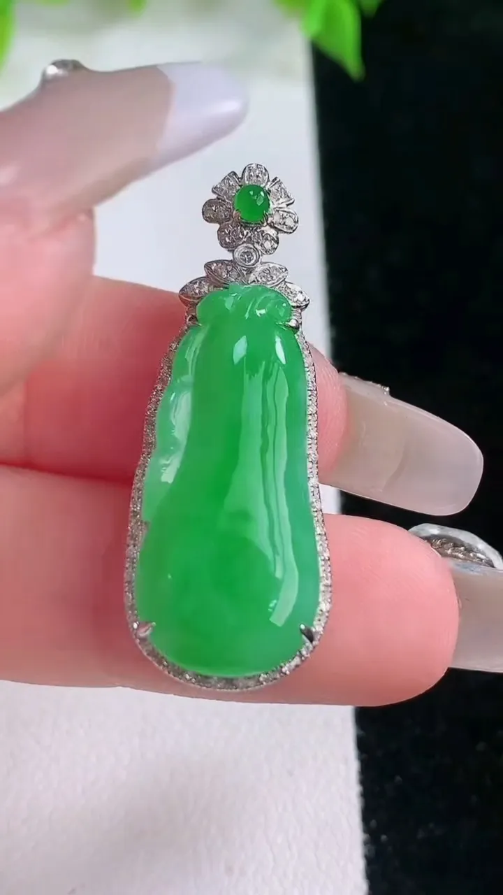 天然A货翡翠福瓜吊坠，尺寸35.3-13.2-6.6，裸石24.5-11重量:4.34g
2月5日