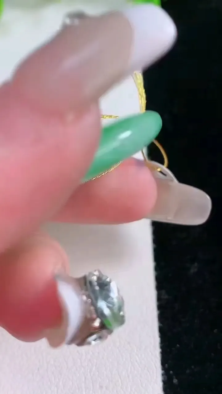 天然A货翡翠平安扣吊坠，尺寸32.4-5.4，重量:14.90g
2月5日