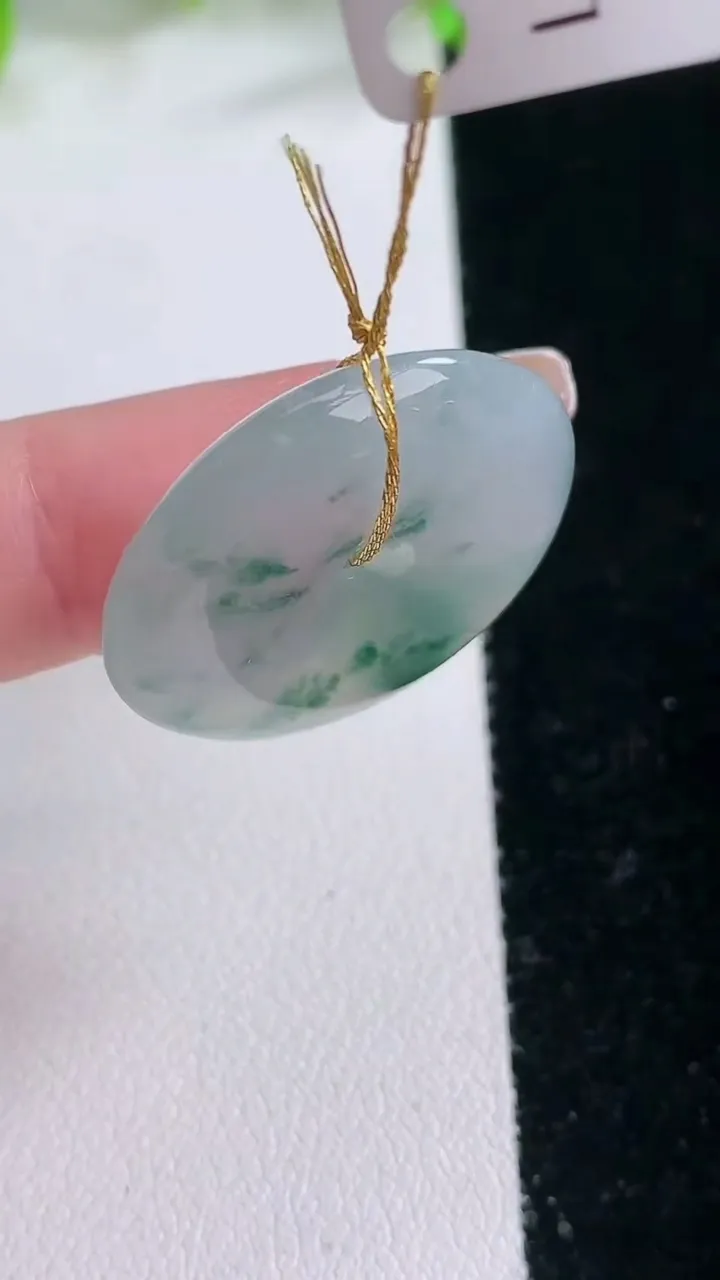 天然A货翡翠冰种飘花平安扣吊坠，尺寸26.2-5.7，重量:8.39g
2月5日