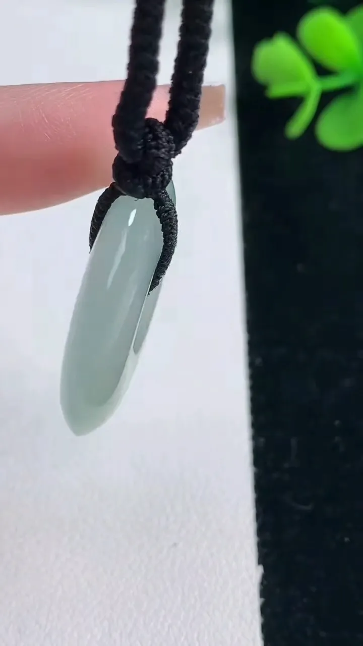 天然A货翡翠平安扣吊坠，尺寸29.7-6.3，重量:14.89g
2月5日