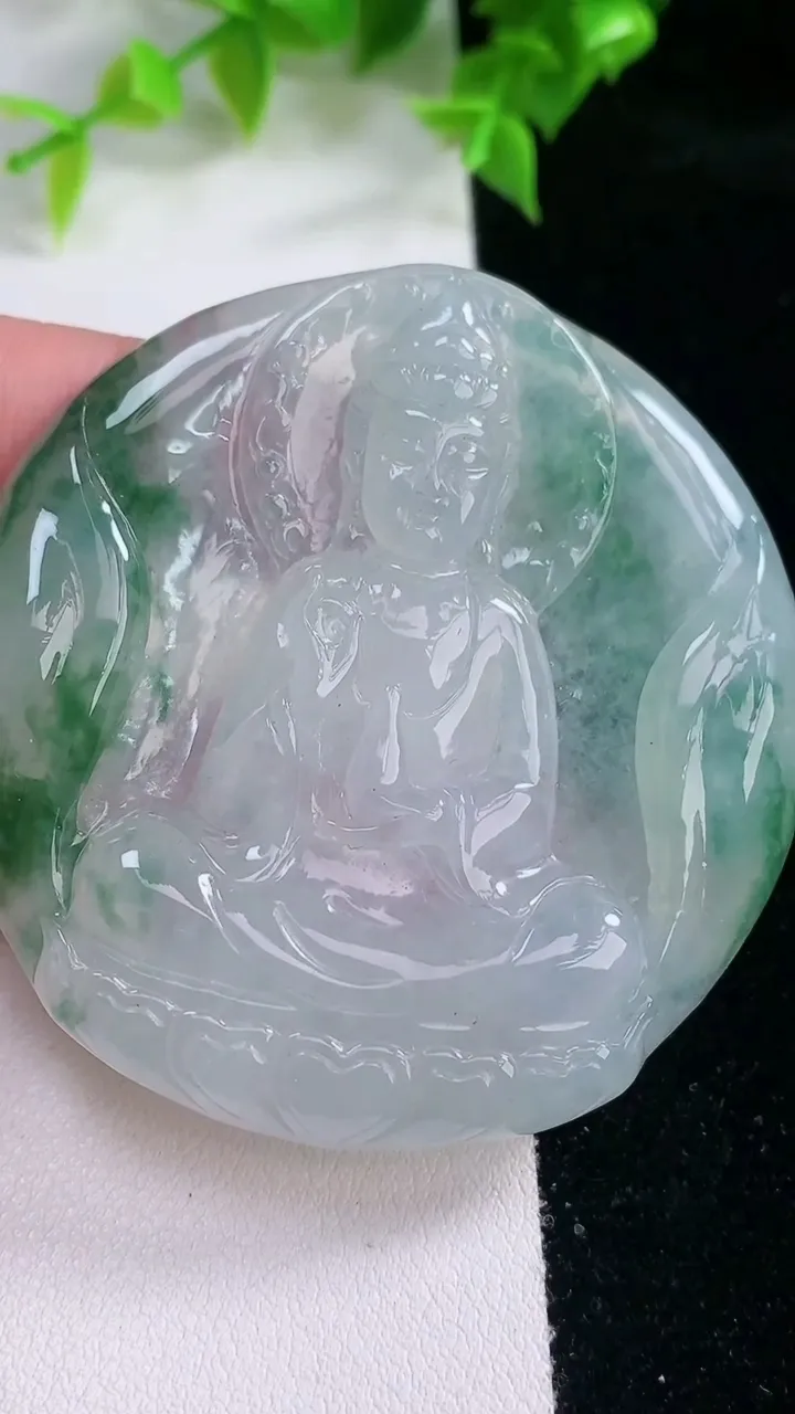 天然A货翡翠种飘花观音菩萨吊坠，尺寸55.8-10.2，重量:44.02g
2月5日