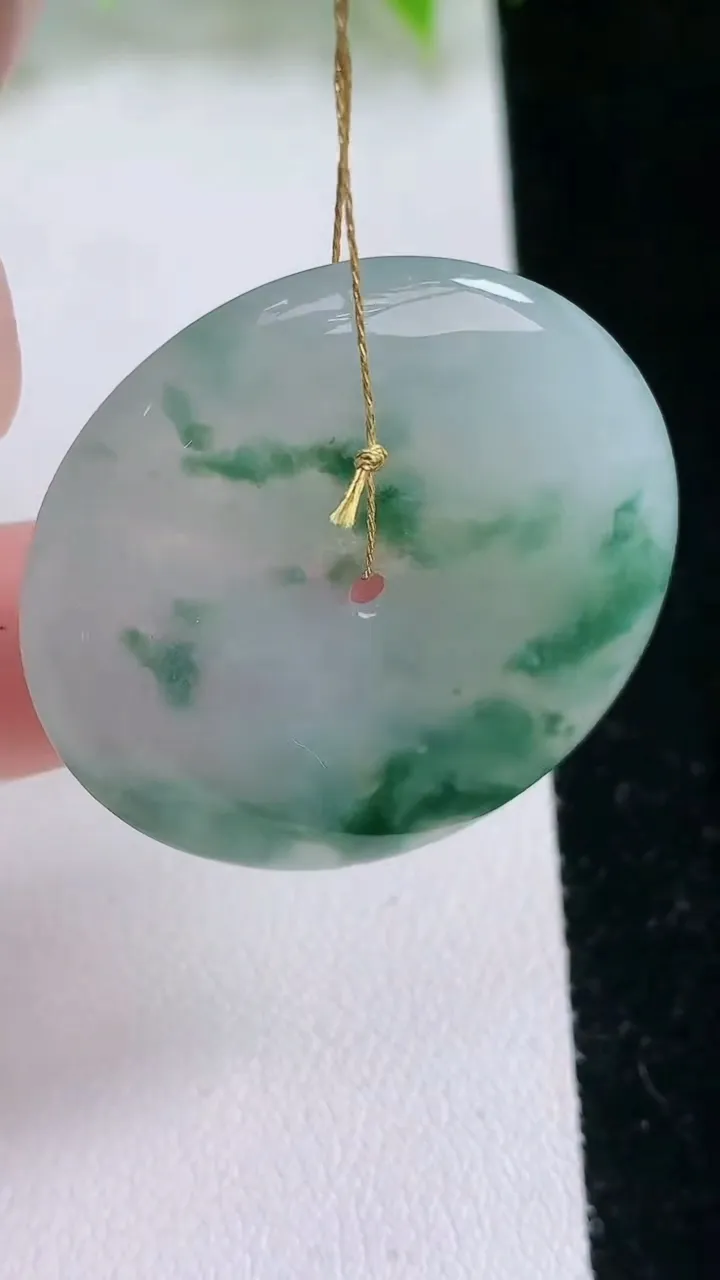 天然A货翡翠冰种飘花平安扣吊坠，尺寸34.6-5.5，重量:14.34g
2月5日