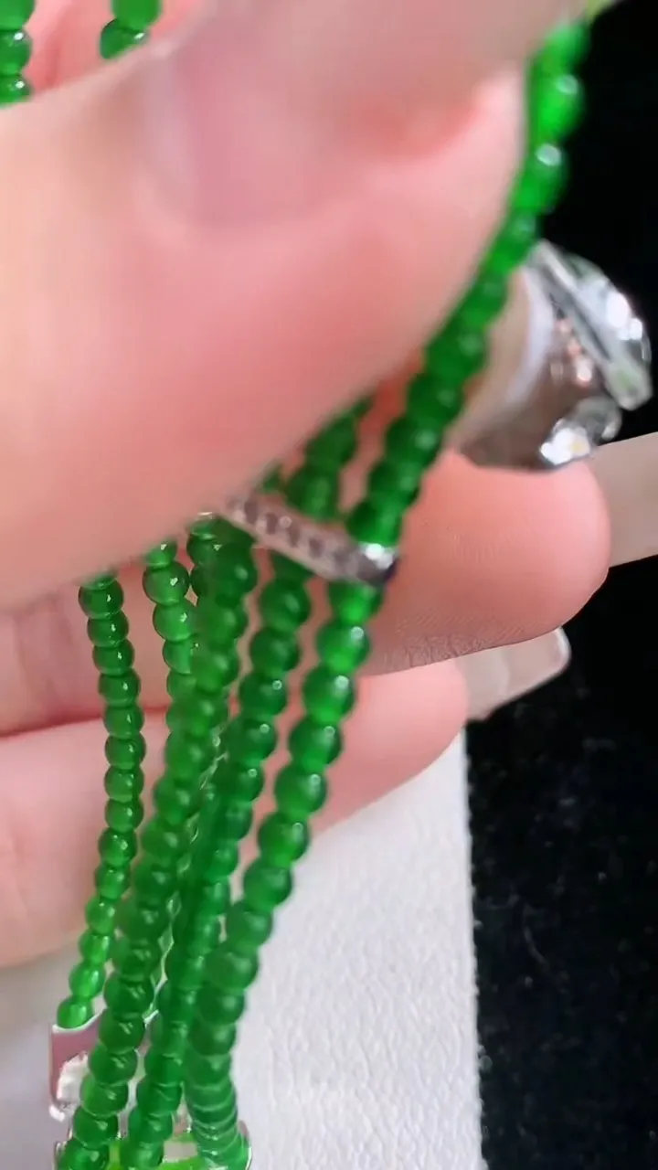 天然A货翡翠小米珠三排手串，尺寸2.4，重量:9.17g2月5日
工厂直销收藏佳品,种好水足，色泽均匀，有种有色，上手高大气！