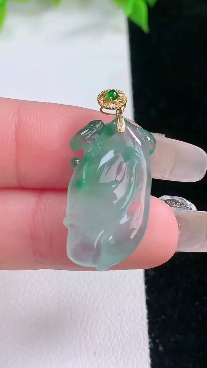 天然A货翡翠种飘花玉兰花吊坠，尺寸25-13-4.6，重量:3.49g
2月5日