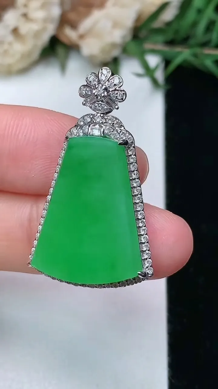 天然A货翡翠无事牌吊坠，尺寸32-18.7-8，裸石20.7-15.2，重量:6.51g
2月5日