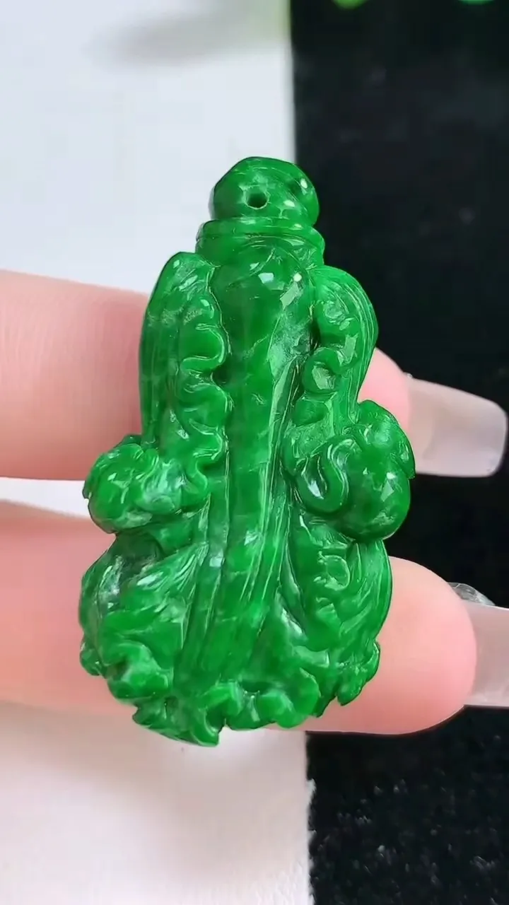 天然A货翡翠白菜吊坠，尺寸42.6-23-11.8，重:15.21g
2月5日
